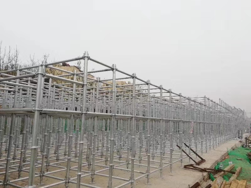 搭建腳手架橫向掃地桿與縱向掃地桿時，怎么設置好？ (圖1)